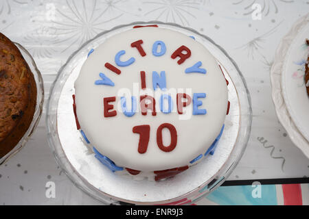 Vittoria in Europa Day 70th Anniversary Street Party. Una torta del VE Day al tavolo durante una festa di strada per celebrare il 70° anniversario del VE Day. Foto Stock