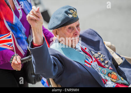 Molti dei veterani sono in sedia a rotelle spinto dal personale delle forze armate e i servizi di emergenza. VE Giorno 70 commemorazioni - marcatura storico anniversario della fine della Seconda Guerra Mondiale in Europa. A seguito di un servizio di ringraziamento a Westminster Abbey, una sfilata di personale di servizio e i veterani, guidato da un militare di pipe band e un flypast - down whitehall e nella sfilata delle Guardie a Cavallo. Foto Stock