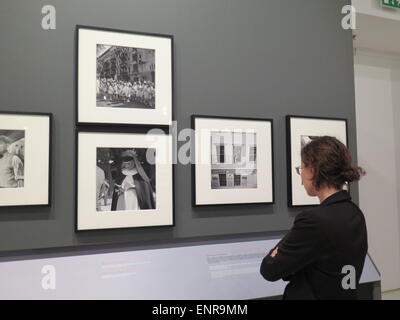 Un visitatore guarda la mostra di fotografie di Roman Vishniac a Varsavia in Polonia. La mostra sul romano Vishniac la vita di lavoro possono essere visti presso il Museo di Storia di ebrei polacchi a Varsavia a partire 08 maggio 2015. Foto: EVA KRAFCZYK/dpa Foto Stock