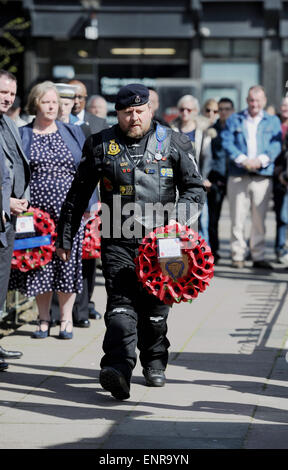 Brighton, Regno Unito. Il 10 maggio, 2015. Dean Farinello comune della Royal British Legion Riders filiale stabilisce una corona al VE giorno memoriale di servizio tenutasi a Brighton Memoriale di guerra di oggi. Credito: Simon Dack/Alamy Live News Foto Stock