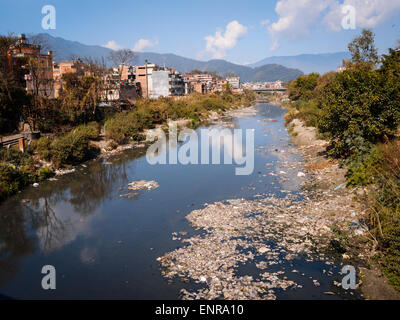 Fortemente inquinato fiume Bagmati a Kathmandu in Nepal Foto Stock