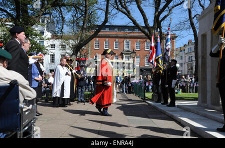 Brighton, Regno Unito. Il 10 maggio, 2015. Il sindaco di Brighton Cllr Brian Fitch stabilisce una corona al VE giorno memoriale di servizio tenutasi a Brighton Memoriale di guerra di oggi. Credito: Simon Dack/Alamy Live News Foto Stock