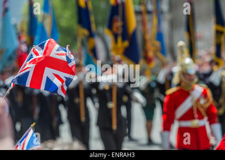 VE Giorno 70 commemorazioni - marcatura storico anniversario della fine della Seconda Guerra Mondiale in Europa. A seguito di un servizio di ringraziamento a Westminster Abbey, una sfilata di personale di servizio e i veterani, guidato da un militare di pipe band e un flypast - down whitehall e nella sfilata delle Guardie a Cavallo. Foto Stock