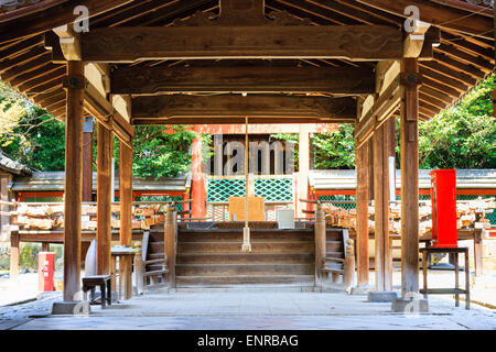 Santuario di Himuro-jinja Buden a Nara, Giappone. Un corridoio aperto coperto che conduce ai gradini, una corda a campana e la principale Shinto Haiden, sala di culto. Foto Stock