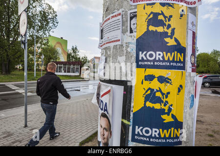 Skierniewice, a Lodz, Polonia. Il 10 maggio, 2015. I poster con la figura del candidato presidente Janusz Korwin-Mikke dicendo ''orgogliosa e ricca la Polonia'' durante le elezioni presidenziali in Polonia Credito: Celestino Arce/ZUMA filo/ZUMAPRESS.com/Alamy Live News Foto Stock