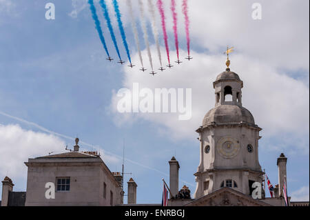 Londra, Regno Unito. Il 10 maggio 2015. Le frecce rosse in un fly-by oltre la sfilata delle Guardie a Cavallo dopo i soldati e veterani di guerra parade giù Whitehall come parte del giorno ve, settantesimo anniversario. Credito: Stephen Chung / Alamy Live News Foto Stock