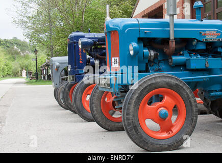 Una linea di vecchi trattori sul display del Amberley Working Museum in West Sussex Foto Stock