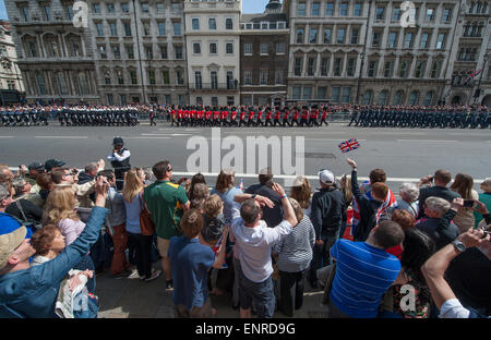 Westminster, Londra, Regno Unito. Il 10 maggio, 2015. Settantesimo anniversario della fine della seconda guerra mondiale in Europa avvengono nel centro di Londra con le grandi folle fodera Piazza del Parlamento e Whitehall. Royal Navy, Esercito Britannico e il personale di RAF marzo presso la parte anteriore della parata lungo Whitehall. Credito: Malcolm Park editoriale/Alamy Live News Foto Stock