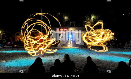 Artisti giocando con il fuoco Foto Stock