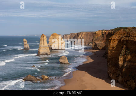 I dodici apostoli è una raccolta di pile di calcare off shore del parco nazionale di Port Campbell, mediante la Great Ocean Road in victoria Foto Stock