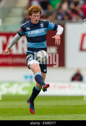 Llanelli, Galles. Il 10 maggio, 2015. Guinness Pro12. Scarlets rispetto a Cardiff Blues. Blues Rhys Patchell calci in anticipo. Credito: Azione Sport Plus/Alamy Live News Foto Stock