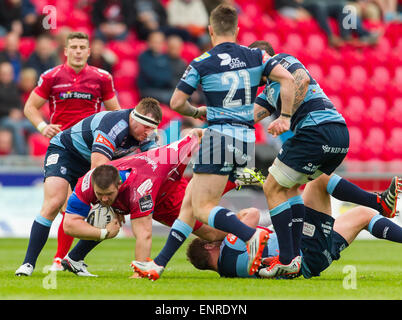 Llanelli, Galles. Il 10 maggio, 2015. Guinness Pro12. Scarlets rispetto a Cardiff Blues. Scarlets Rob Evans arriva affrontato. Credito: Azione Sport Plus/Alamy Live News Foto Stock