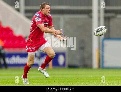 Llanelli, Galles. Il 10 maggio, 2015. Guinness Pro12. Scarlets rispetto a Cardiff Blues. Scarlets Rhys Priestland passa la palla fuori. Credito: Azione Sport Plus/Alamy Live News Foto Stock