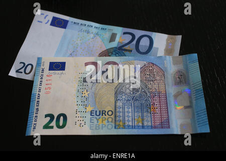 Un prototipo del nuovo 20 di banconote in euro e la consueta 30 euro nota in un ramo della Bundesbank a Magdeburgo, Germania, 06 maggio 2015. Con tre nuove caratteristiche - il ritratto filigrana, il ritratto ologramma e il numero di smeraldo - le nuove banconote, introdotto il 24 febbraio 2015 dalla BCE a Francoforte, contraffatte-prova. A partire 25 novembre 2015 le nuove banconote saranno in circolazione. Foto: Jens Wolf/ZB Foto Stock