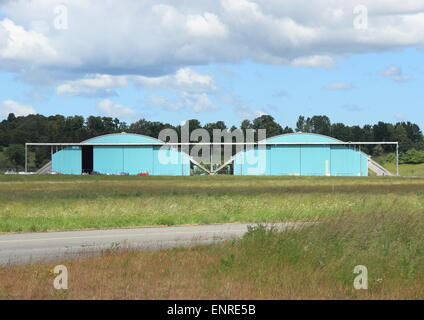 Hangar aereo isolato a airfield con le nuvole Foto Stock