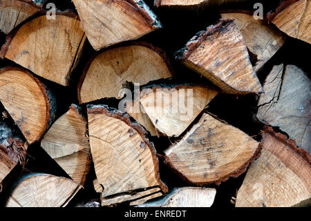 Sfondo di secco di legna da ardere spaccati log in una pila Foto Stock