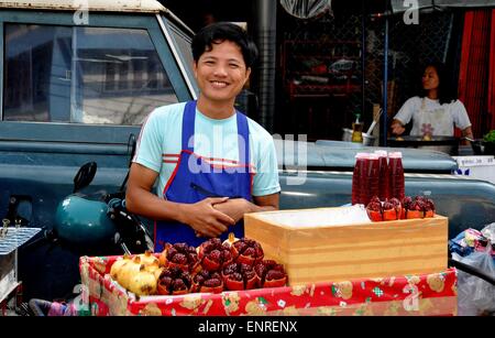 Bangkok, Thailandia: tailandese uomo vendere spremute di succo di melograno dal suo food cart sulla strada Yaoworat a Chinatown Foto Stock