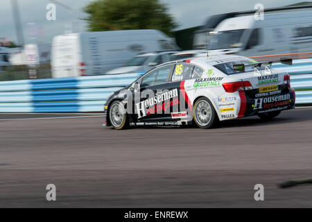Thruxton, Andover, Hampshire, Regno Unito. Il 10 maggio, 2015. Stewart linee e Houseman Racing Toyota Avensis rigidi durante la Dunlop MSA British Touring Car Championship a Thruxton Motorsport Centro Credito: Gergo Toth Fotografia / Alamy Live News Foto Stock