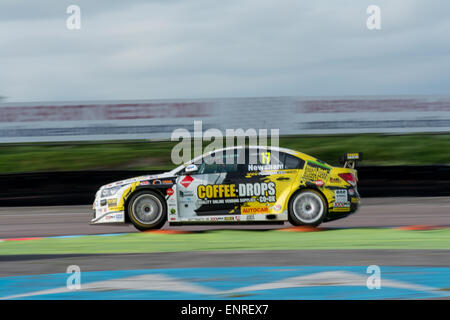Thruxton, Andover, Hampshire, Regno Unito. Il 10 maggio, 2015. Dave Newsham e potenza Maxed Chevrolet Cruze rigidi durante la Dunlop MSA British Touring Car Championship a Thruxton Motorsport Centro Credito: Gergo Toth Fotografia / Alamy Live News Foto Stock
