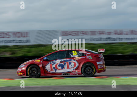 Thruxton, Andover, Hampshire, Regno Unito. Il 10 maggio, 2015. Jeff Smith e Eurotech Racing Honda Civic rigidi durante la Dunlop MSA British Touring Car Championship a Thruxton Motorsport Centro Credito: Gergo Toth Fotografia / Alamy Live News Foto Stock