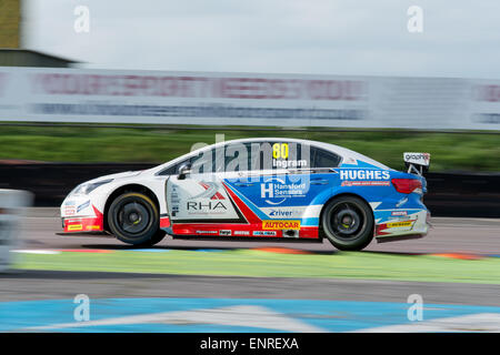 Thruxton, Andover, Hampshire, Regno Unito. Il 10 maggio, 2015. Tom Ingram e Speedworks Motorsport Toyota Avensis rigidi durante la Dunlop MSA British Touring Car Championship a Thruxton Motorsport Centro Credito: Gergo Toth Fotografia / Alamy Live News Foto Stock