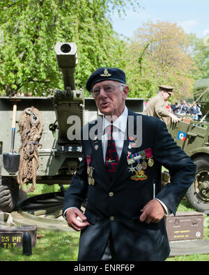 Londra, Regno Unito. Il 10 maggio, 2015. Il veterano del soldato di artiglieria assiste giorno ve settantesimo anniversario, St James Park, Londra Uk Credit: Prixpics/Alamy Live News Foto Stock