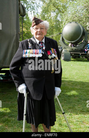 Londra, Regno Unito. Il 10 maggio, 2015. Veterano ATS Barbara Weatherill assiste giorno ve settantesimo anniversario, St James Park, Londra Uk Credit: Prixpics/Alamy Live News Foto Stock