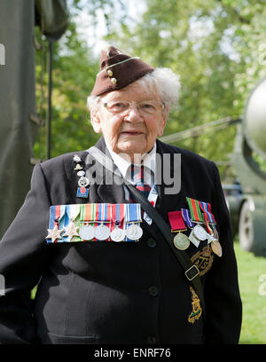 Londra, Regno Unito. Il 10 maggio, 2015. Veterano ATS Barbara Weatherill assiste giorno ve settantesimo anniversario, St James Park, Londra Uk Credit: Prixpics/Alamy Live News Foto Stock