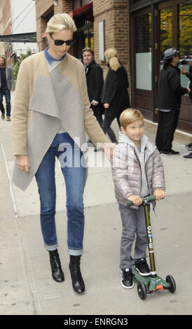 Karolina Kurkova prende una passeggiata di Tribeca con suo figlio Tobin sul suo micro-scooter dotato di: Karolina Kurkova,Tobin Drury dove: Manhattan, New York, Stati Uniti quando: 05 Nov 2014 Foto Stock