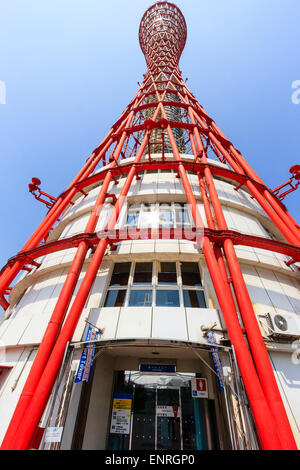 Il Landmark red Kobe la torre di porto sul lungomare. Progettato dalla Nikken Sekkei Azienda e completato nel 1963. Reticolo rosso quadro contro il cielo blu. Foto Stock