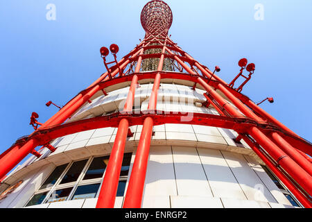 Il Landmark red Kobe la torre di porto sul lungomare. Progettato dalla Nikken Sekkei Azienda e completato nel 1963. Reticolo rosso quadro contro il cielo blu. Foto Stock