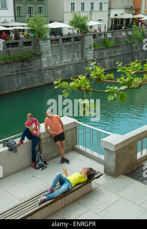 Alcune persone sulla banca del fiume di Ljubljana Foto Stock