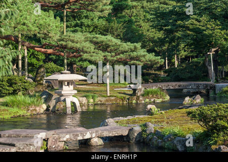 Il Kotoji Toro in il Kenroku-en, situato a Kanazawa, Ishikawa, uno dei tre grandi giardini del Giappone. Foto Stock