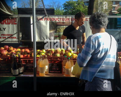 Parigi, Francia. Scena di strada, Donna Shopping in francese Mercato Agricolo, venditore ambulante, cibo locale, le mele in stallo Foto Stock