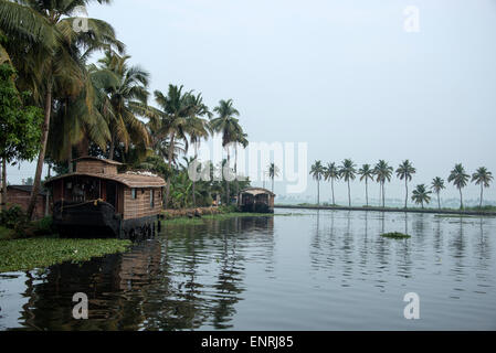 Una regolazione di mattina presto con due Houseboats conosciuto localmente come Kettuvallams ampiamente usato nello stato indiano del Kerala. Hanno ormeggiato durante la notte Foto Stock