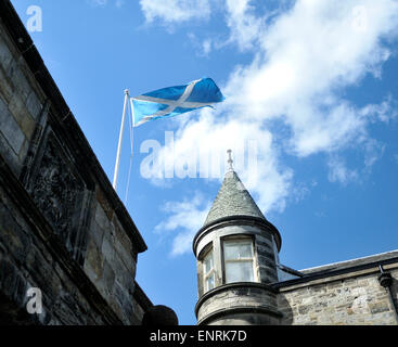 Bandiera scozzese battenti da Westport town gate, St Andrews, Scozia Foto Stock