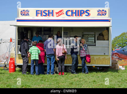 Un takeaway pesce e patatine stallo a una fiera di paese in cornwall, Regno Unito Foto Stock