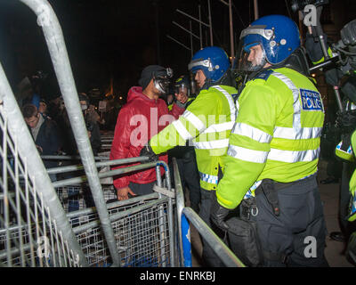 Gli anarchici e altri manifestanti hanno marciato da Trafalgar Square a Piazza del Parlamento a dimostrare contro il governo. Essi chiamano l'azione " La maschera di milioni di marzo,' come un omaggio al "1605 Polvere da sparo trama' a Londra dove: London, England, Regno Unito quando: 05 Nov 2014 Foto Stock