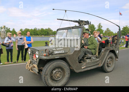 US Army Ford M151A1 MUTT (Military Utility Tactical Truck) (1963). Domenica delle castagne, 10 maggio 2015. Bushy Park, Hampton Court, London Borough of Richmond, Inghilterra, Gran Bretagna, Regno Unito, Regno Unito, Regno Unito, Europa. Sfilata di veicoli d'epoca e classici e mostre con attrazioni della zona fieristica e rievocazioni militari. Credito: Ian Bottle / Alamy Live News Foto Stock