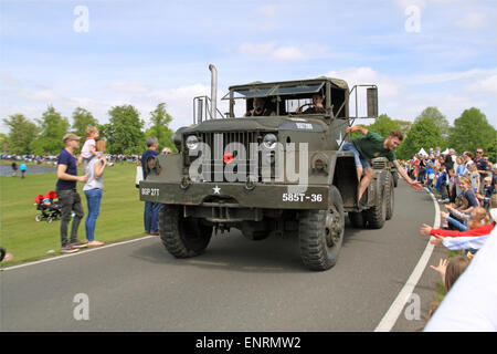 Unità motrice US Army Kaiser M52A2 (1957). Domenica delle castagne, 10 maggio 2015. Bushy Park, Hampton Court, London Borough of Richmond, Inghilterra, Gran Bretagna, Regno Unito, Regno Unito, Regno Unito, Europa. Sfilata di veicoli d'epoca e classici e mostre con attrazioni della zona fieristica e rievocazioni militari. Credito: Ian Bottle / Alamy Live News Foto Stock