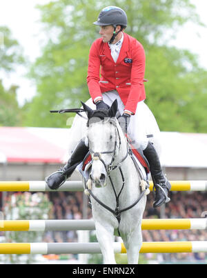 Badminton, UK. Il 10 maggio, 2015. Mitsubishi Motors Badminton Horse Trials 2015. Badminton, Inghilterra. Rolex Grand Slam evento e parte del FEI serie 4stella. Il giorno finale Paolo Tapner (AUS) riding Kilronan durante la fase finale - showjumping Credito: Julie Badrick/Alamy Live News Foto Stock