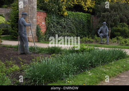 La Newstead Abbey garden statue dei giardinieri Foto Stock