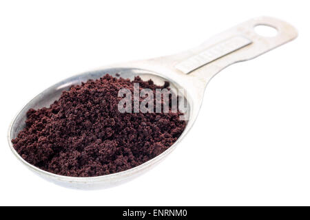 Acai berry in polvere su un cucchiaio di misura isolati con un tracciato di ritaglio Foto Stock