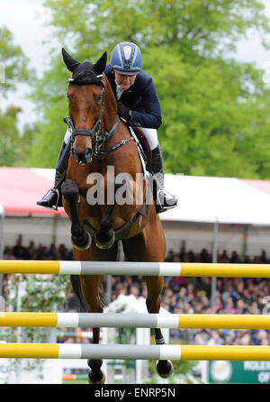 Badminton, UK. Il 10 maggio, 2015. Mitsubishi Motors Badminton Horse Trials 2015. Badminton, Inghilterra. Rolex Grand Slam evento e parte del FEI serie 4stella. Il giorno finale durante la fase finale - showjumping Credito: Julie Badrick/Alamy Live News Foto Stock