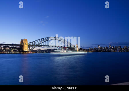 Barche che viaggiano attraverso il Ponte del Porto di Sydney a Sydney, in Australia. Foto Stock