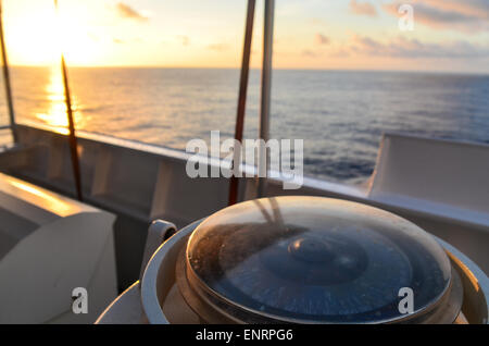 Copmass rotante sulla nave ponte di una nave in navigazione nell'oceano Atlantico Foto Stock