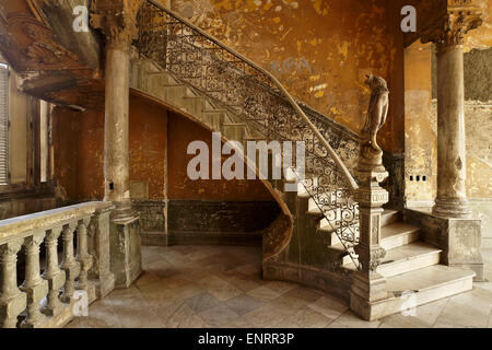 Una scala in marmo e la statua in La Mansion Camaguey (La Guarida edificio), Havana, Cuba Foto Stock