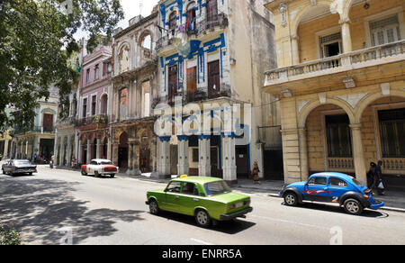 Fatiscente e edifici crollati lungo il Prado (Paseo de Marti), Havana, Cuba Foto Stock