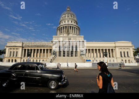 1950 Chevrolet nero passando il Capitolio Nacional sotto lavori di restauro, Havana, Cuba Foto Stock