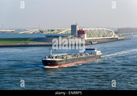 Una chiatta chimica passando il Maeslantkering sul Nieuwe Waterweg, Rotterdam, una tempesta barriera di sovratensione Foto Stock